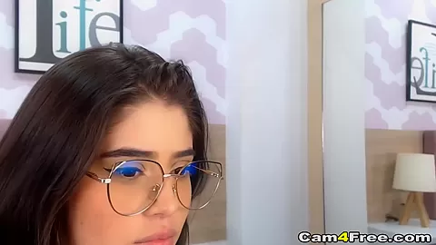 Cute Babe Masturbates on Live Cam