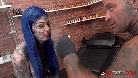 Australian beauty Amber Luke gets a new nose tattoo
