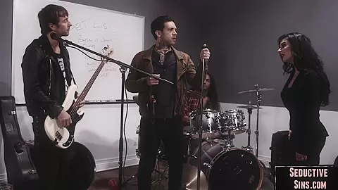 Girlfriend sucks rocker bf before erotic sex