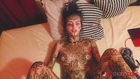 Inked up beauty Amber Luke craves a big cock