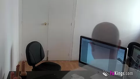 Looking for a curvy model for an ad