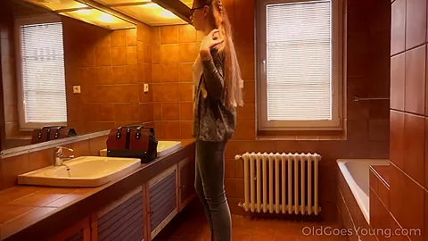 Old man bangs a sexy babe on the couch