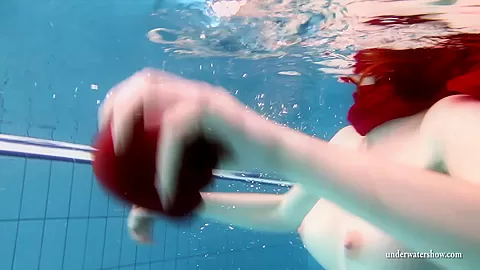 UnderwaterShow Video: Mia