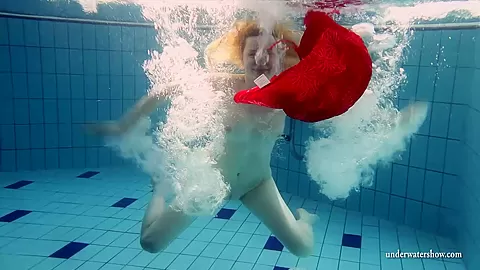 UnderwaterShow Video: Lucie