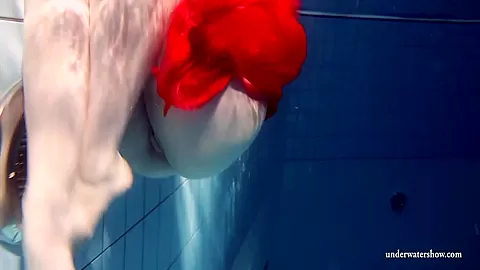 UnderwaterShow Video: Lucie