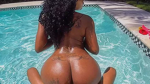 Big black ass gets fucked - AssParade