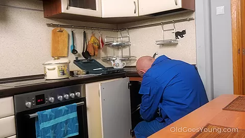 Stunning babe calls a plumber to save her sink and pussy