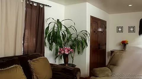Kinky milf with lustful mouth does sexy blowjob