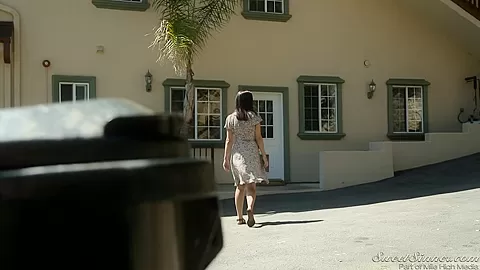 Horny girl with wet yum-yum does blowjob in porn video