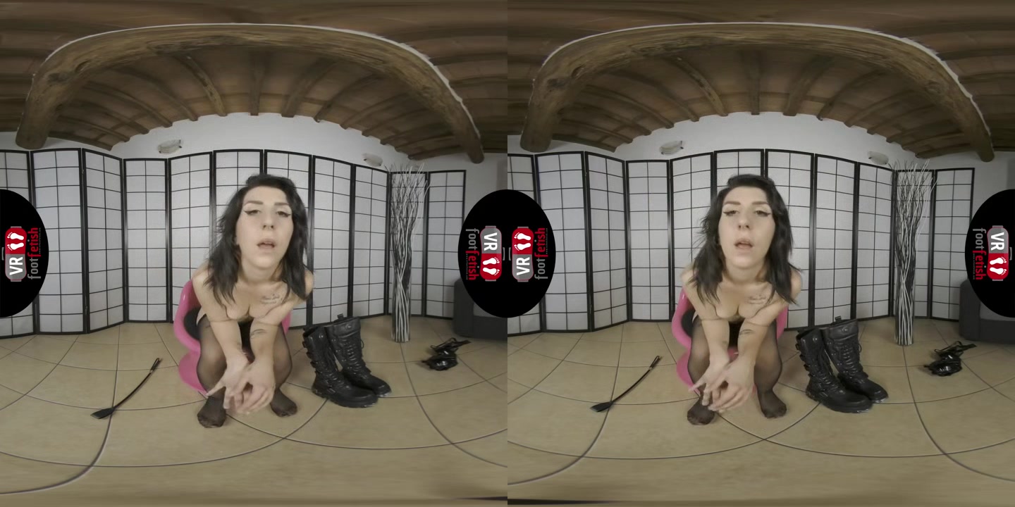 Mistress Molli Gets Wild As She Takes Her Boots And Lingerie Off In Virtual Reality - VRFootFetish