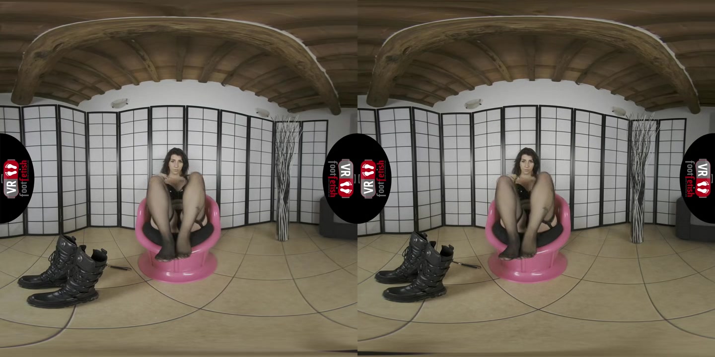 Mistress Molli Gets Wild As She Takes Her Boots And Lingerie Off In Virtual Reality - VRFootFetish