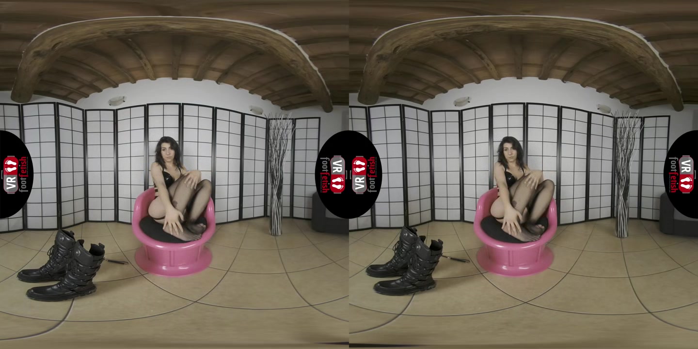 Mistress Molli Gets Wild As She Takes Her Boots And Lingerie Off In Virtual Reality - VRFootFetish