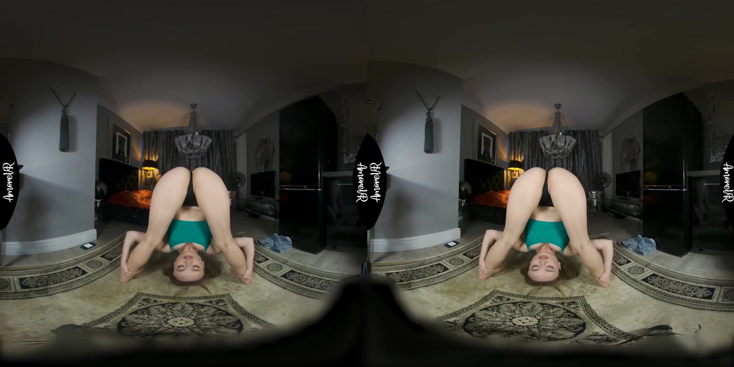 Naked Yoga - AmoreVR