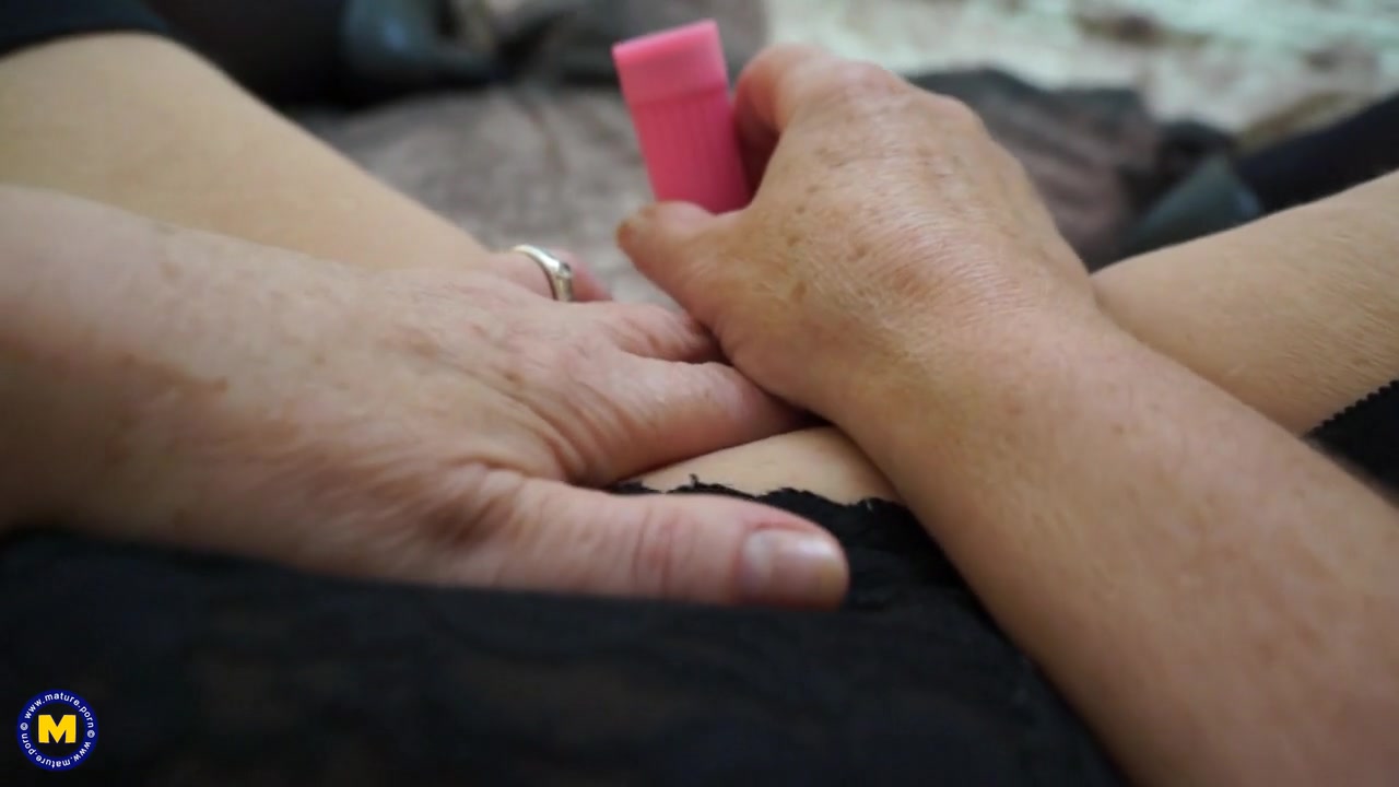 British Mature Woman Playing With Herself - MatureNl