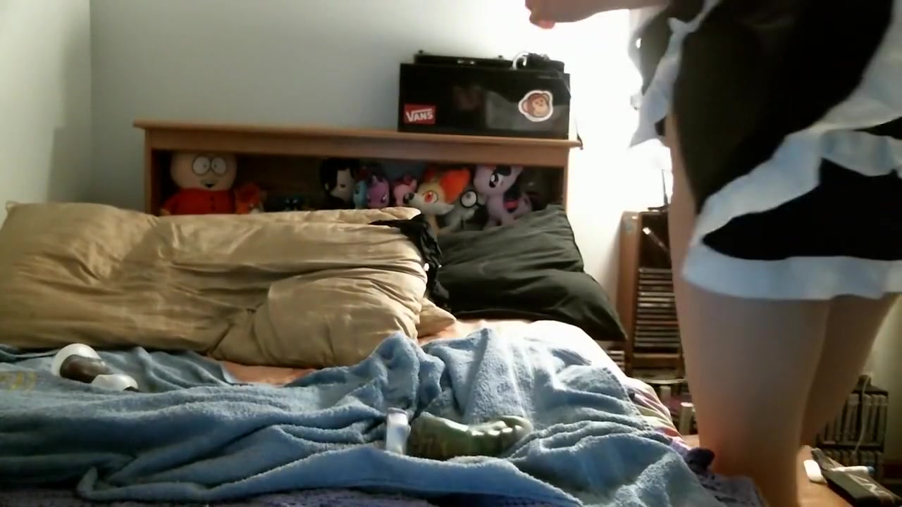 Amateur Maid Trap Has Fun With Dragon Cock