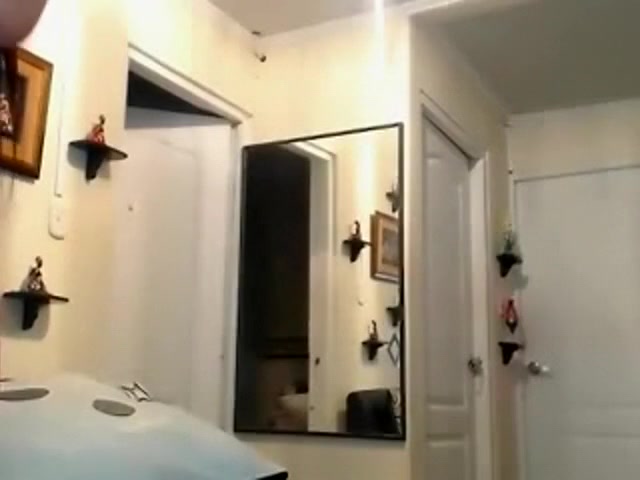 Skinny tranny poses by webcam for you