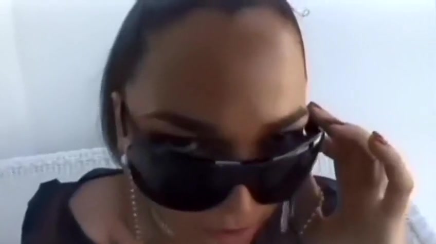 Tranny toys herself before threesome