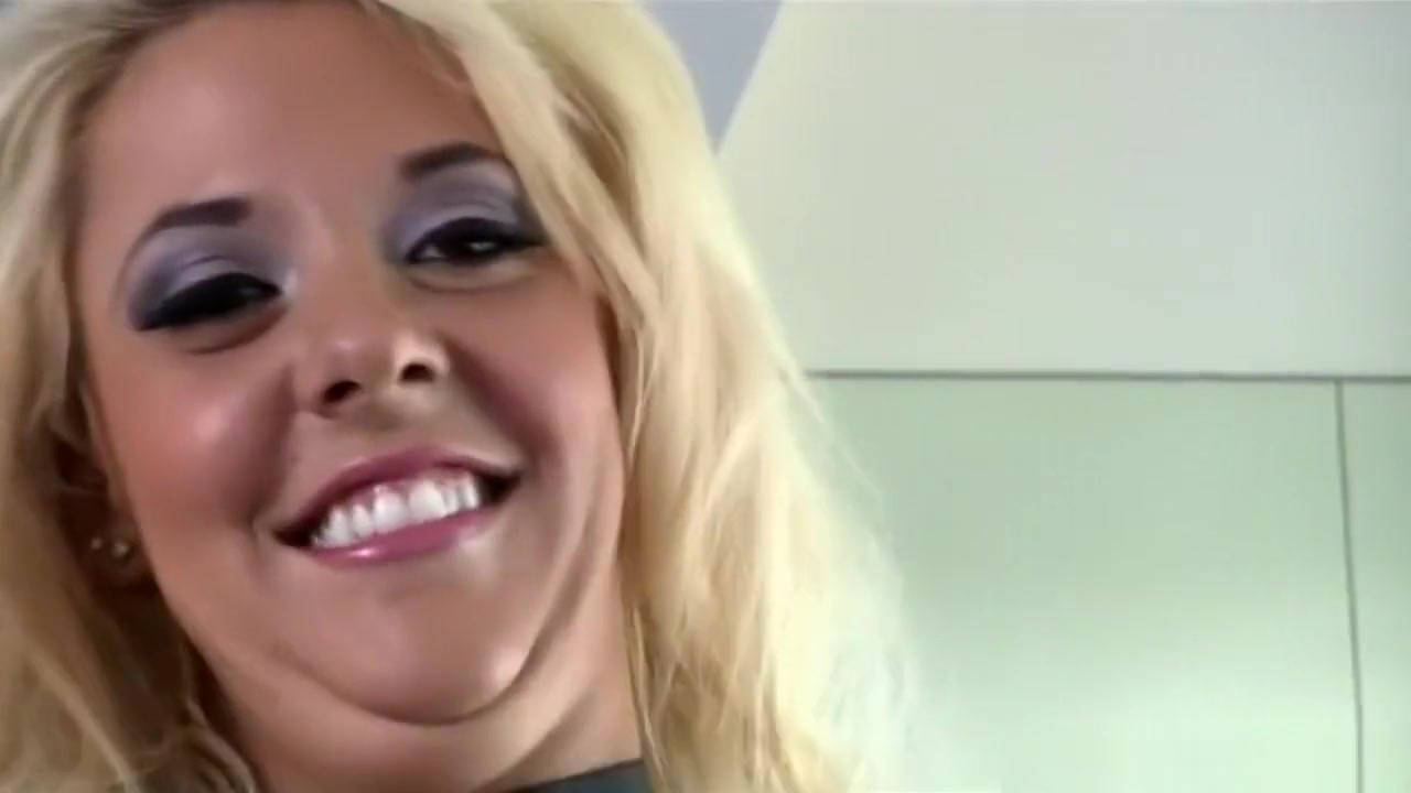 Sexy shemale fucked sultry blonde female