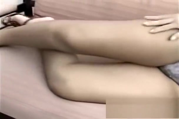 blond Brazilian ladyboy Paula Dior drilling outside