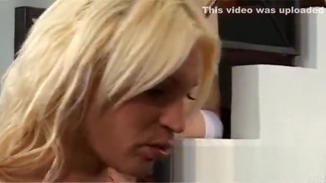 blonde ladyman Has A enjoyment With boyz