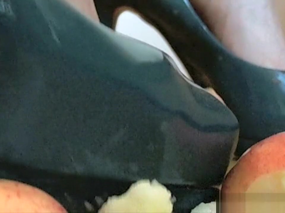 Big cock shemale crushing and jercking off. HUGE load.