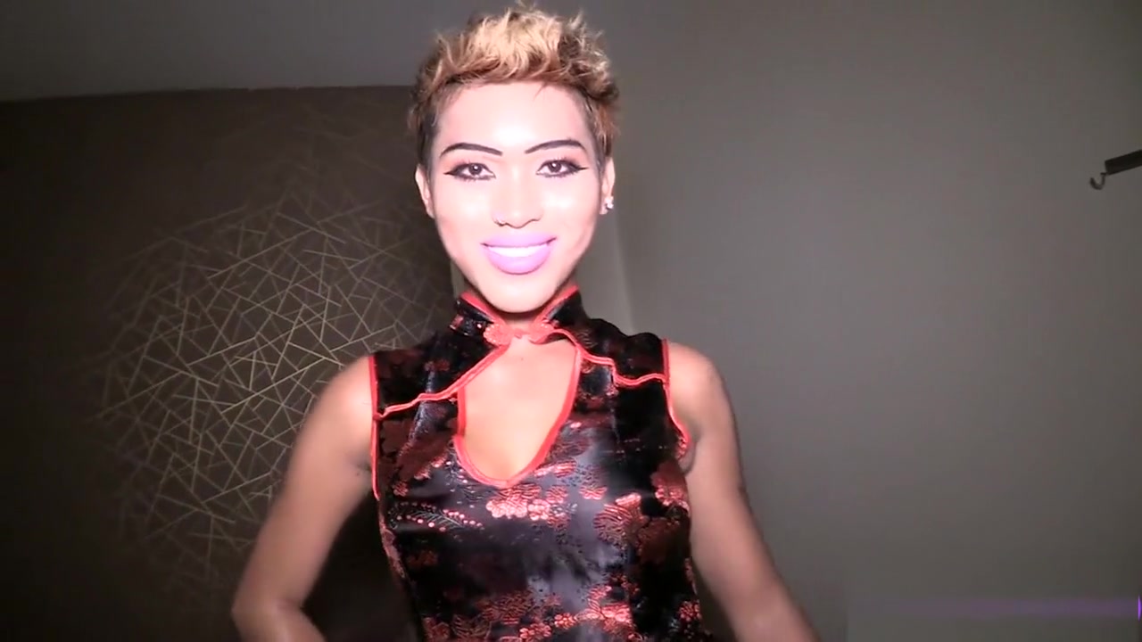 Miley Cyrus lookalike ladyboy gives an amateur blowjob