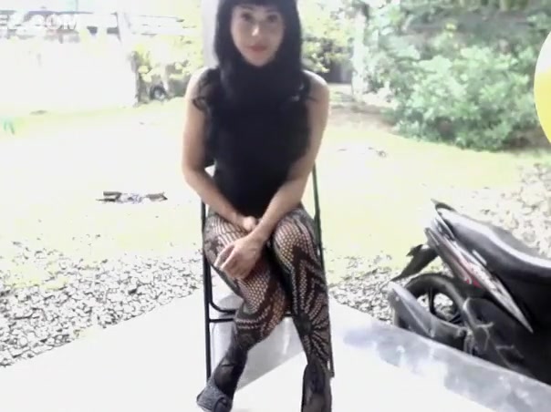 Cute Filipina Shemale In Fishnets Plays