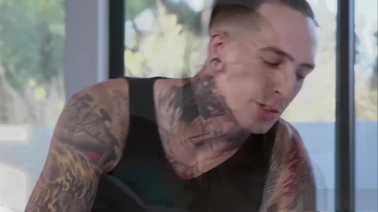 Sexy tranny Casey Kisses loves a deep asshole fuck