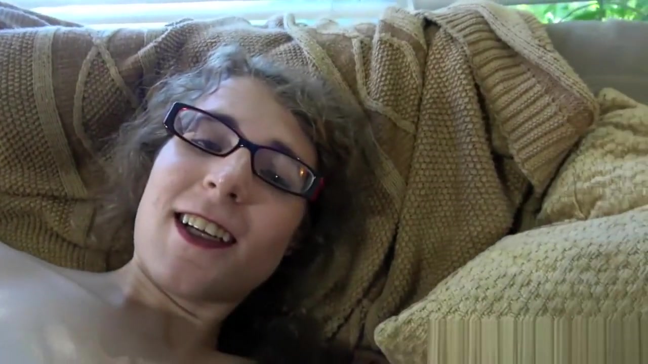 Spex auditioning tranny jerks her cock