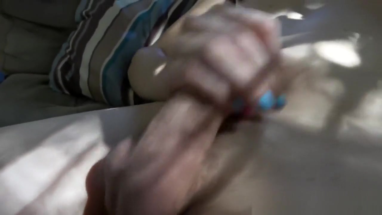 Spex auditioning tranny jerks her cock