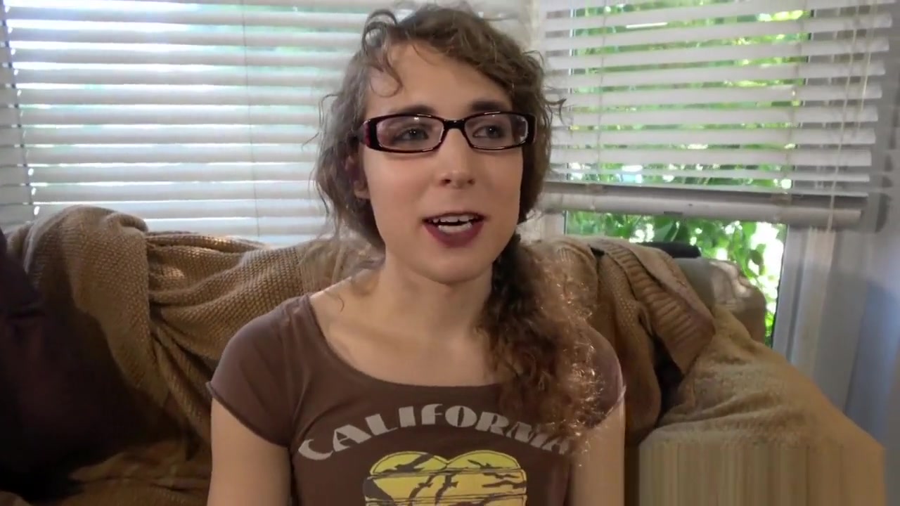 Spex auditioning tranny jerks her cock