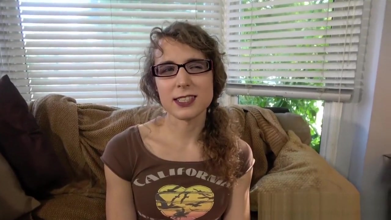 Spex auditioning tranny jerks her cock