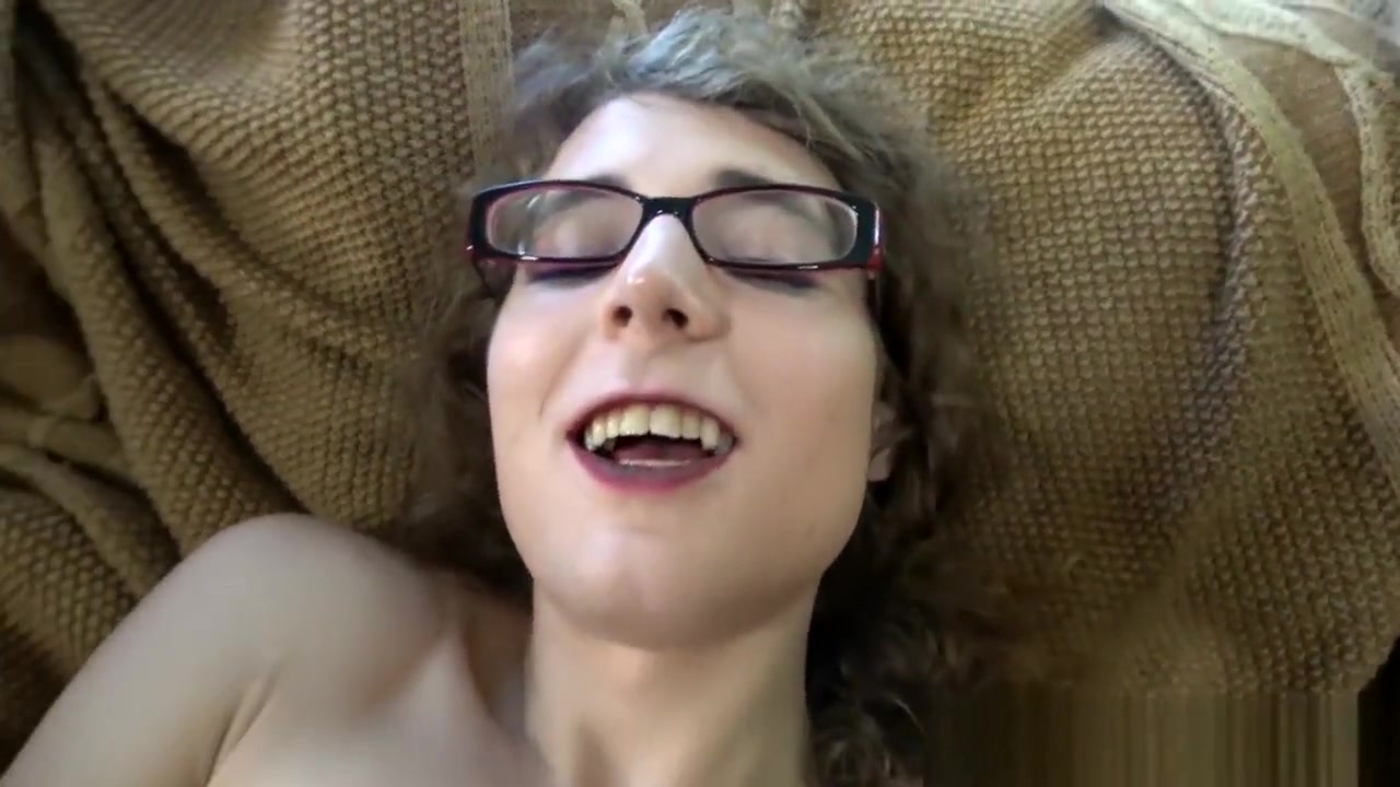 Spex auditioning tranny jerks her cock