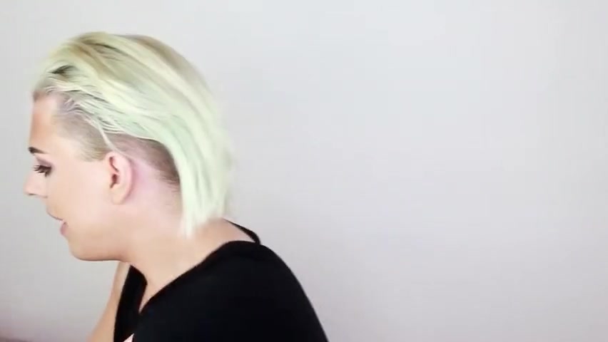 Wig tutorial of drag queen