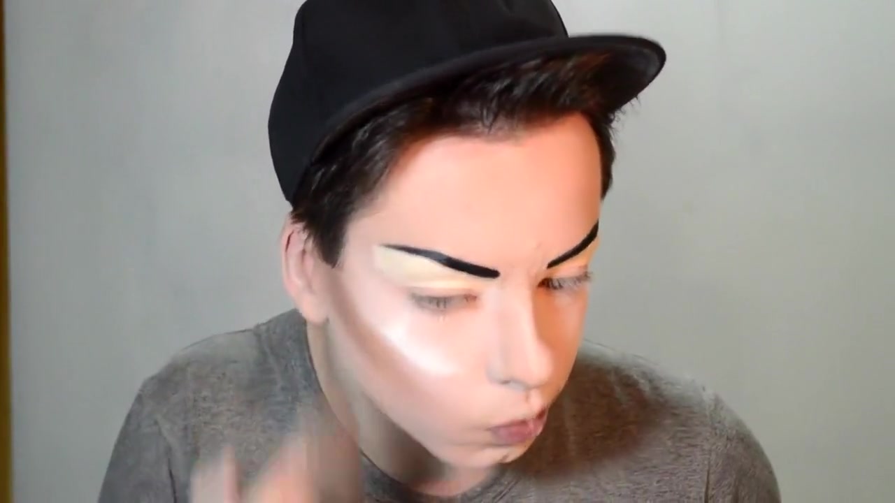 Penelopy Jeans drag queen make-up tutorial