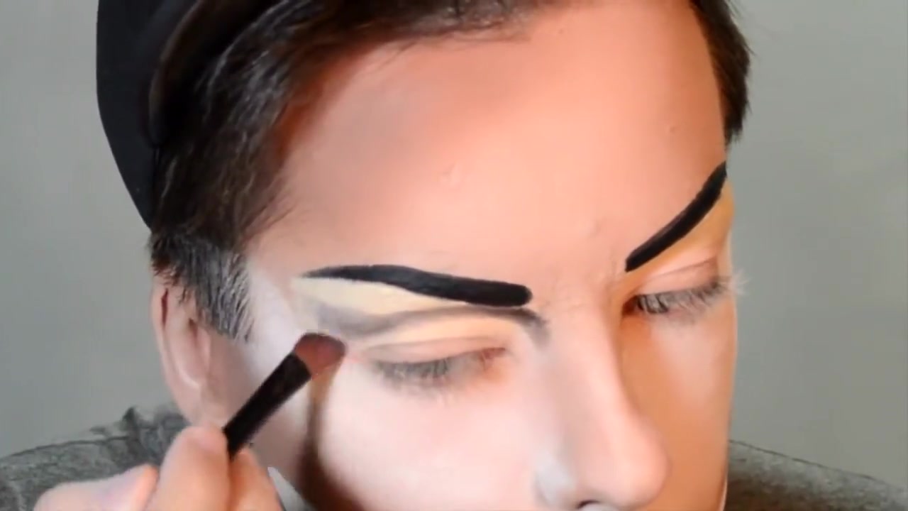 Penelopy Jeans drag queen make-up tutorial