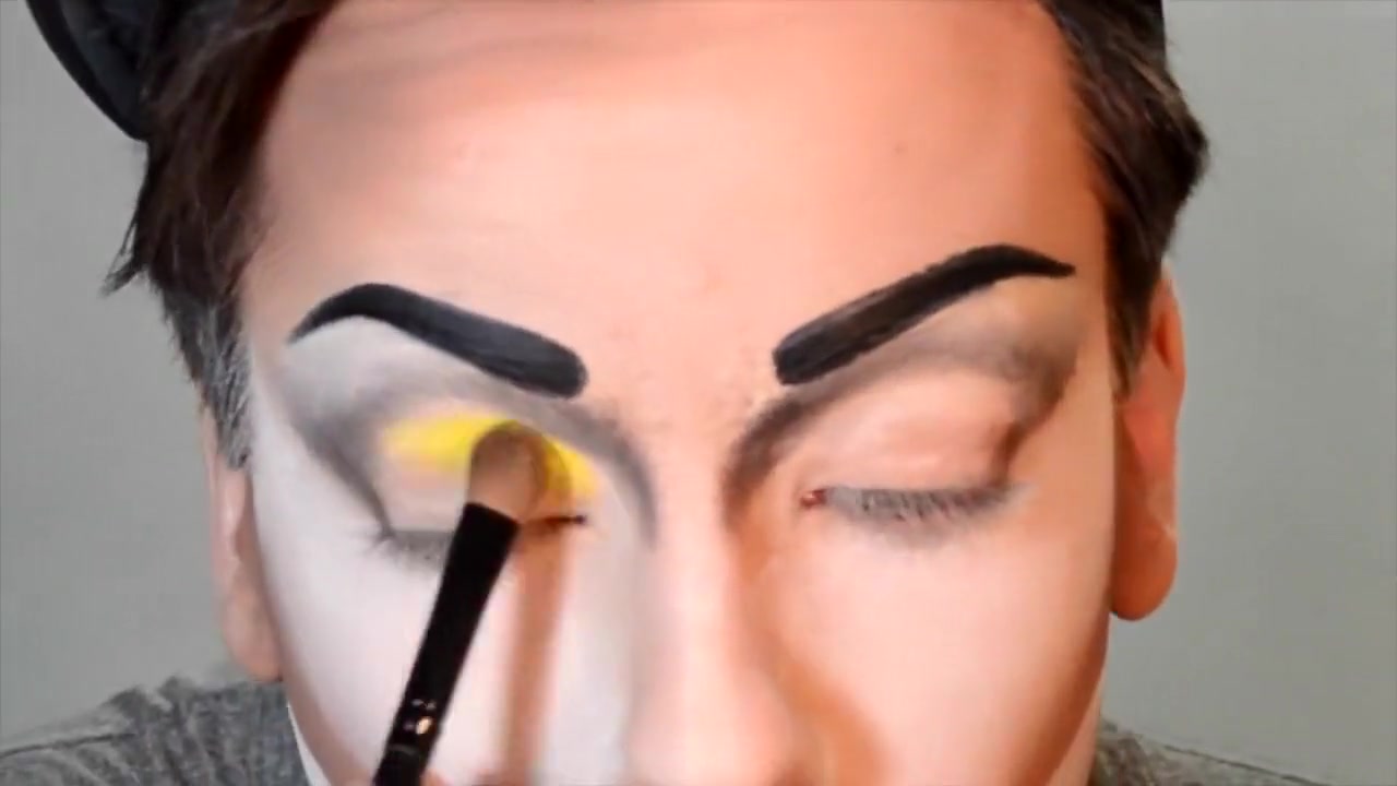 Penelopy Jeans drag queen make-up tutorial