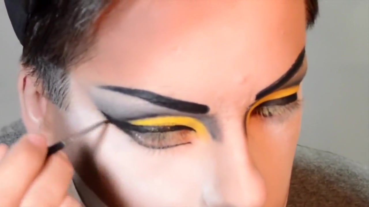 Penelopy Jeans drag queen make-up tutorial