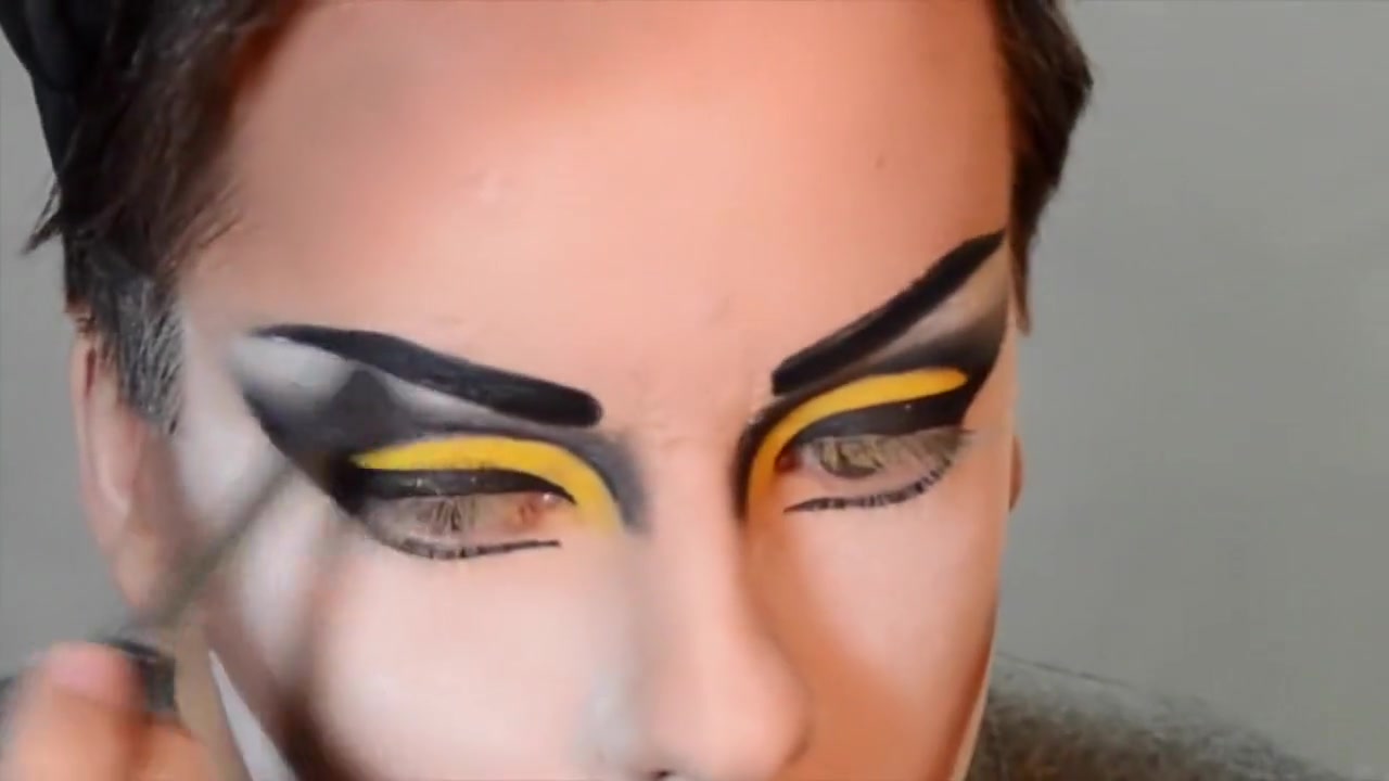 Penelopy Jeans drag queen make-up tutorial