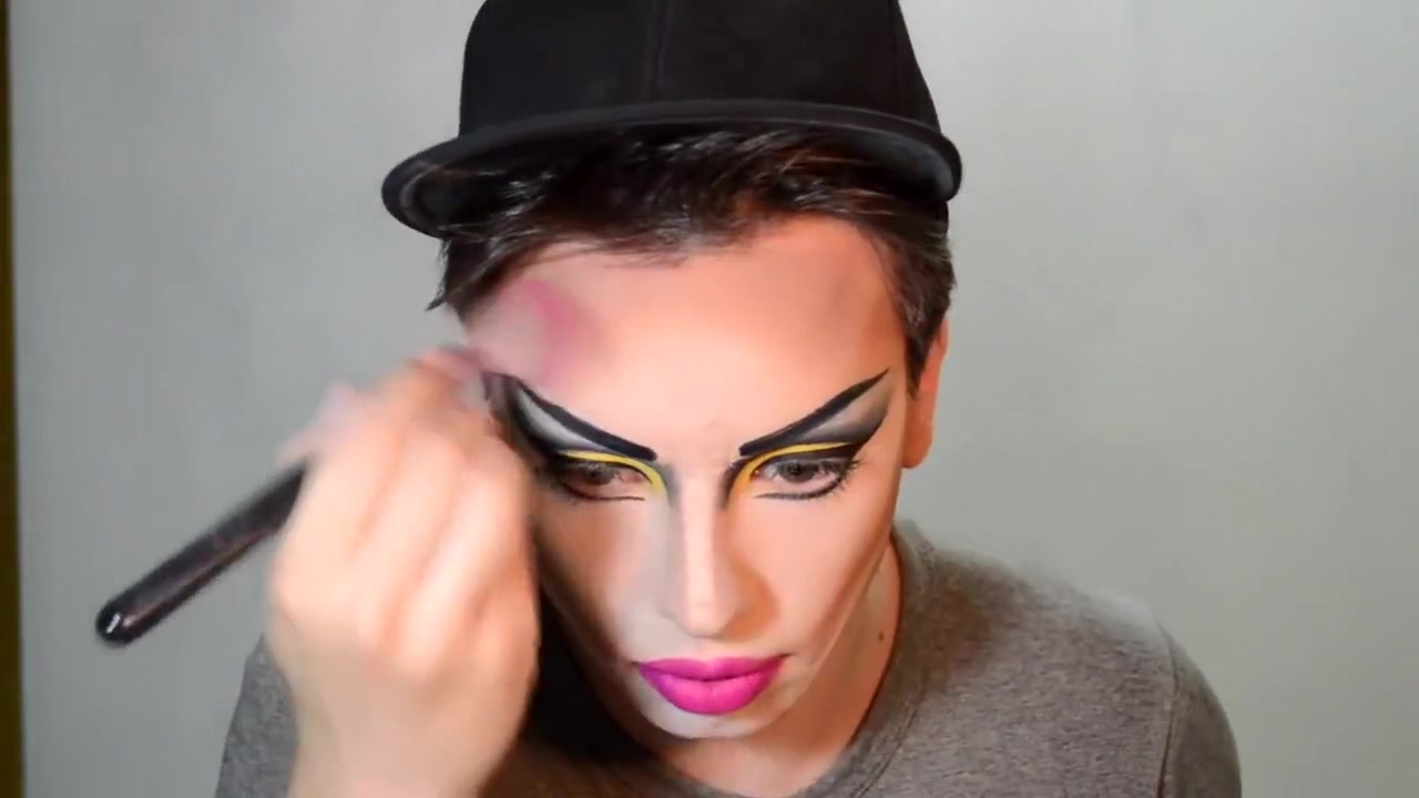 Penelopy Jeans drag queen make-up tutorial