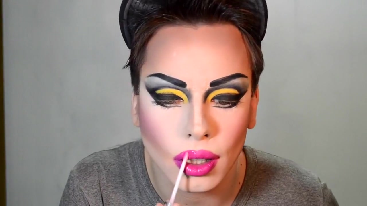 Penelopy Jeans drag queen make-up tutorial