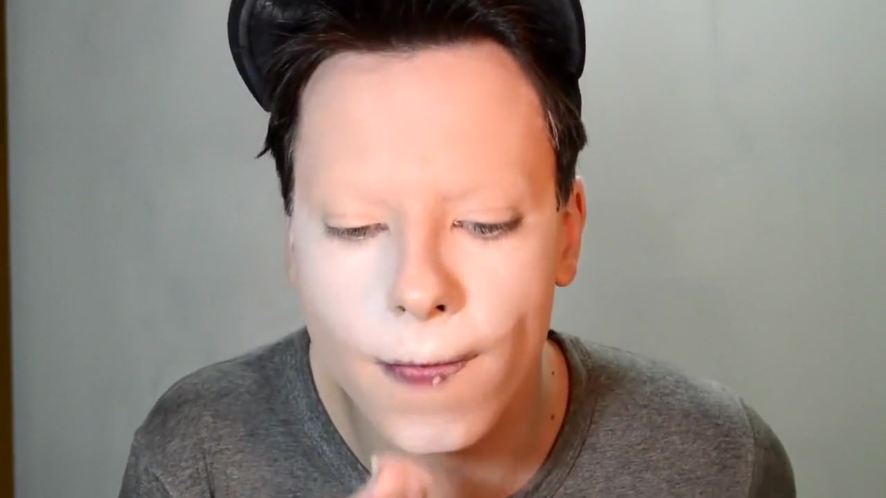 Penelopy Jeans drag queen make-up tutorial