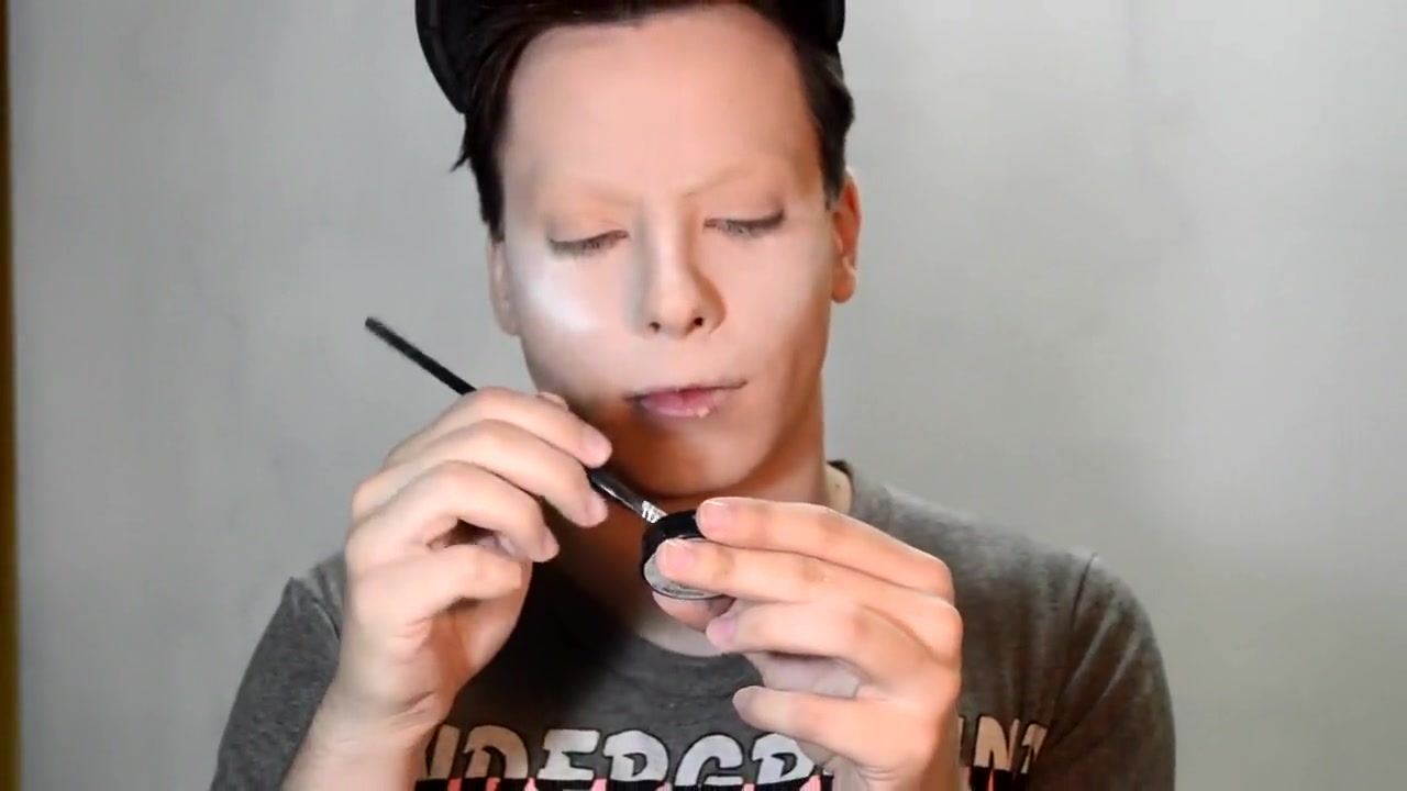 Penelopy Jeans drag queen make-up tutorial