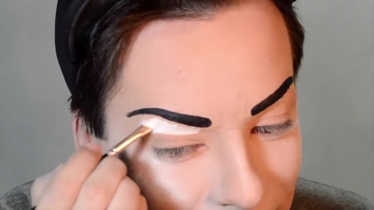 Penelopy Jeans drag queen make-up tutorial