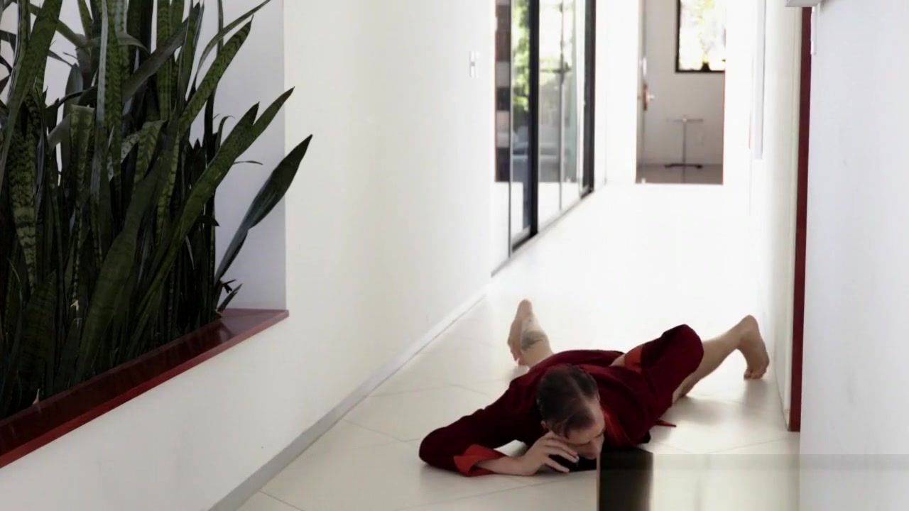 Mature tranny gets missionary assfucked