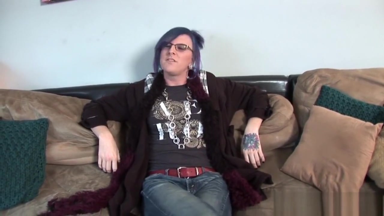 Alt casting tranny playing with her asshole