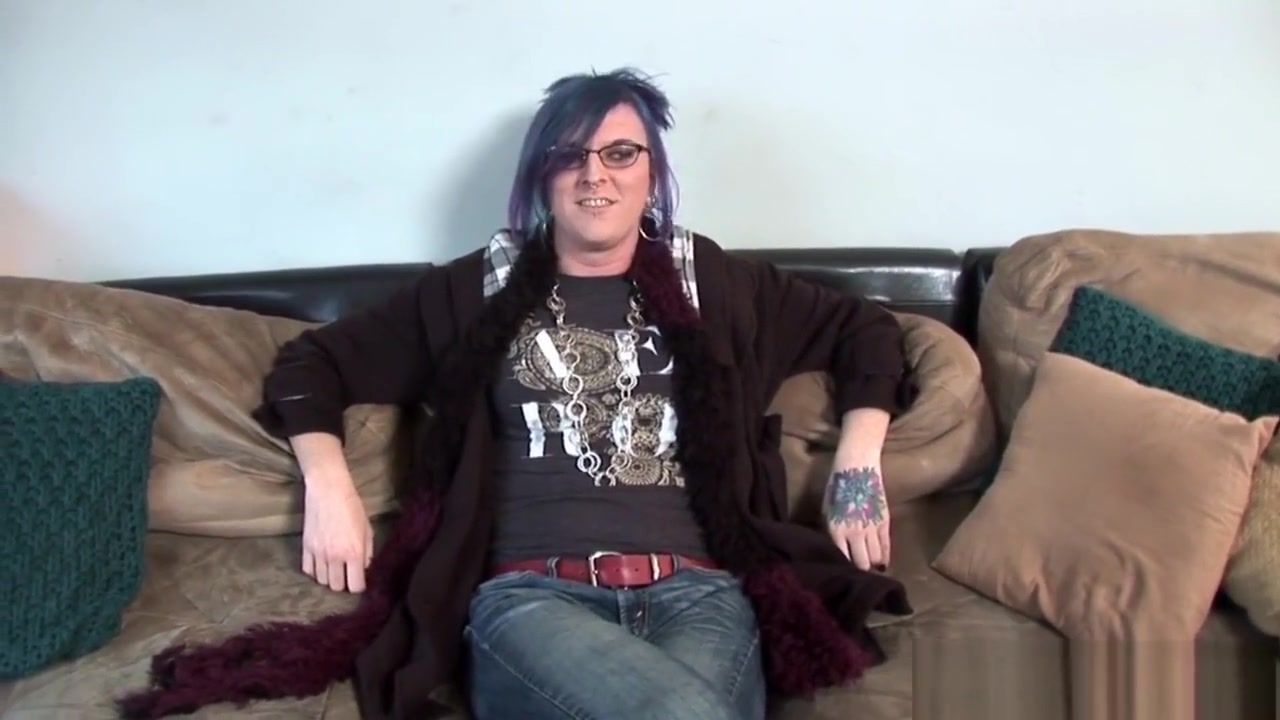 Alt casting tranny playing with her asshole