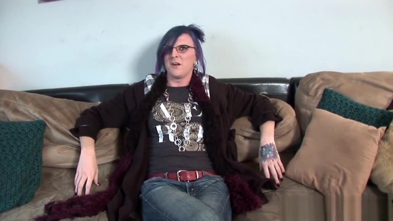 Alt casting tranny playing with her asshole
