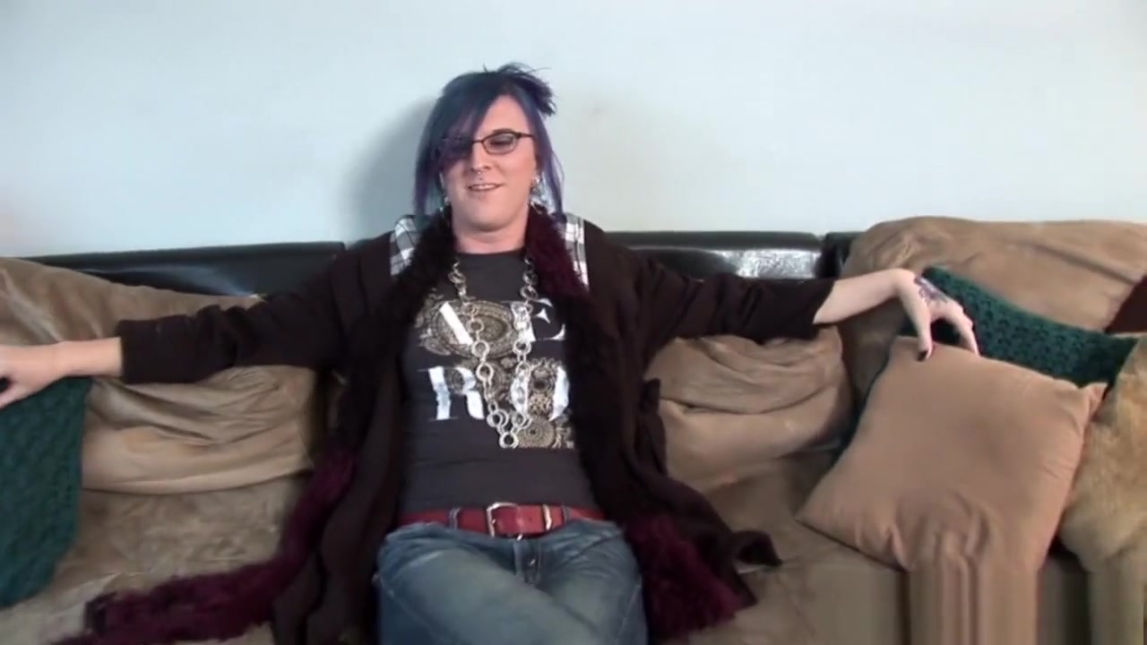Alt casting tranny playing with her asshole