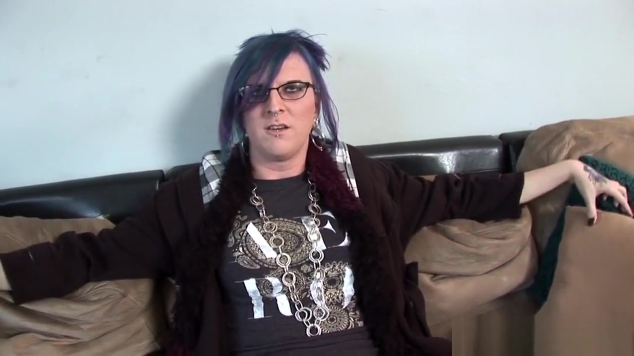 Alt casting tranny playing with her asshole